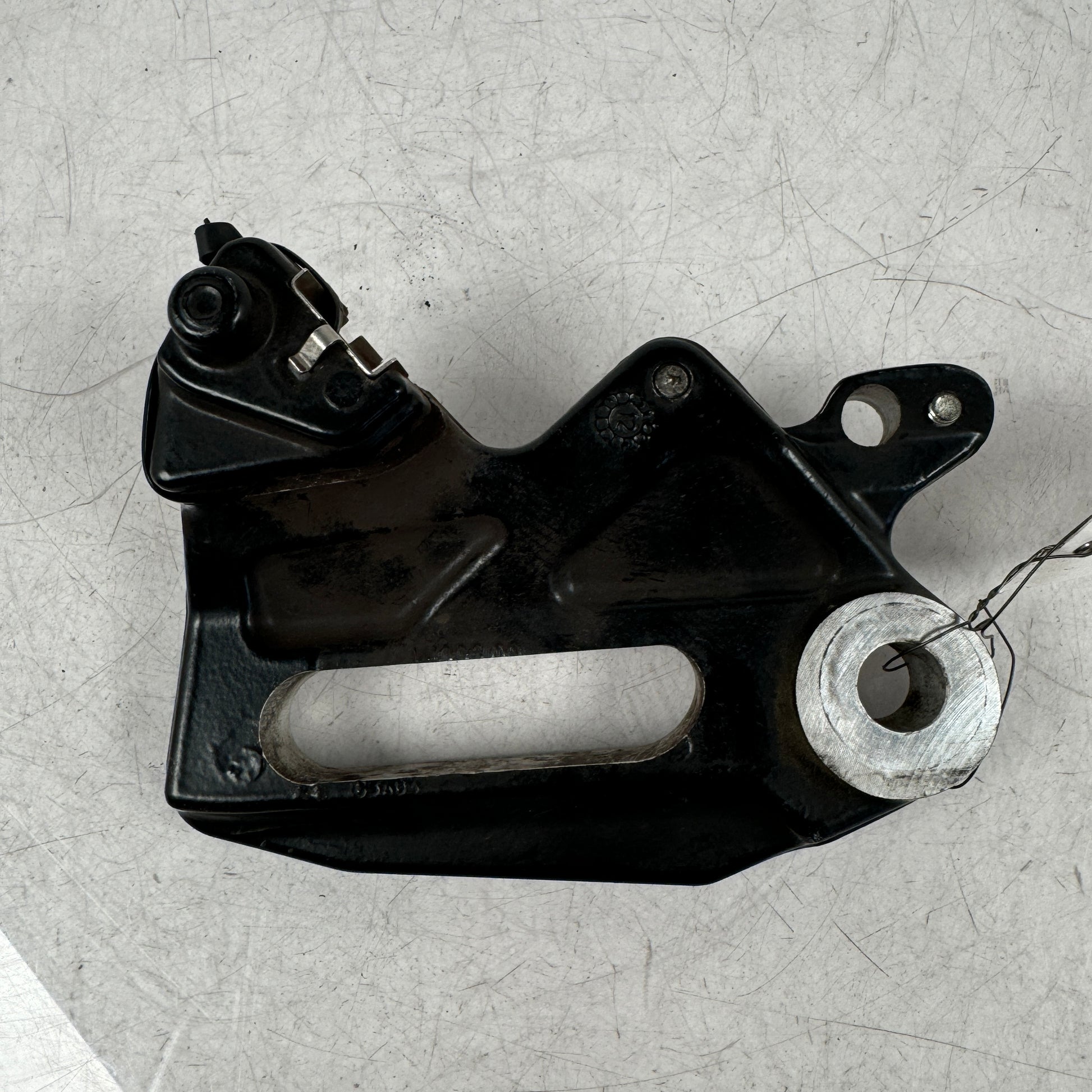 Baksidan på Bromsoksfäste från en KTM 125 Duke -2013 motorcykel.