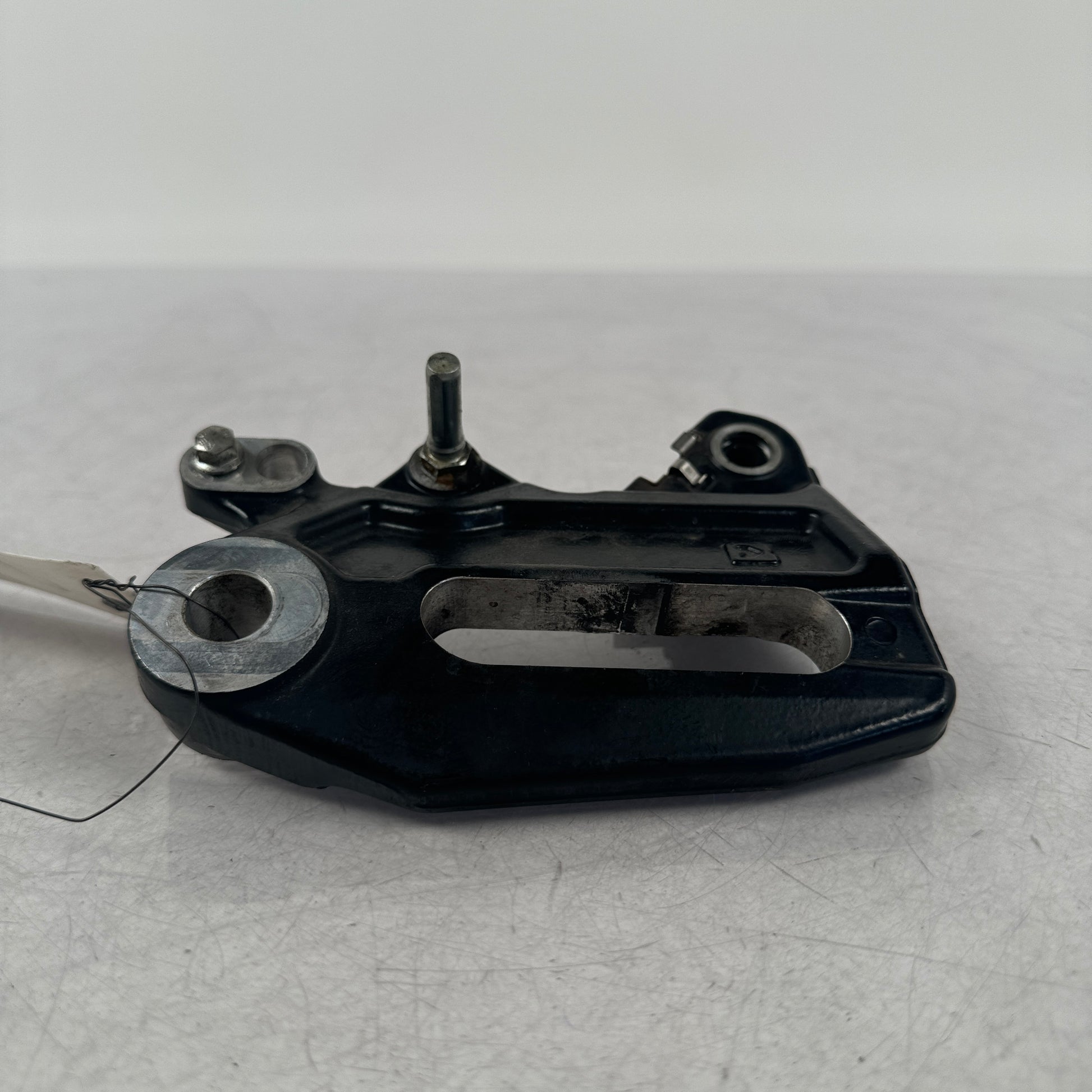 Höger sida på Bromsoksfäste från en KTM 125 Duke -2013 motorcykel.