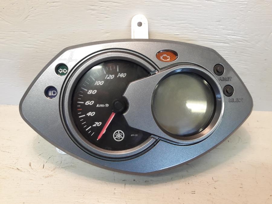 Framsidan på Instrumentpanel från en Yamaha Cygnus -2007 motorcykel.