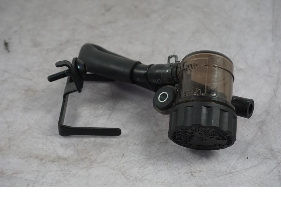 Framsidan på Bromsvätskebehållare från en Yamaha MT-09 -2024 motorcykel.