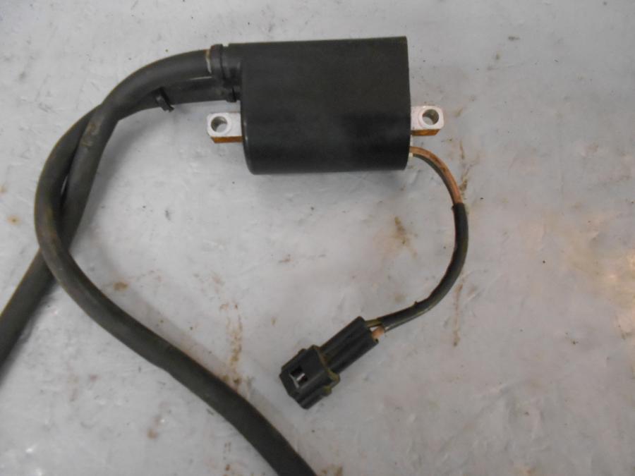 Framsidan på Tändspole från en Suzuki DL 650 -2013 motorcykel.