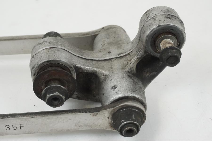 Baksidan på Stötdämparlänkage från en Suzuki GSX-R 1000 -2003 motorcykel.