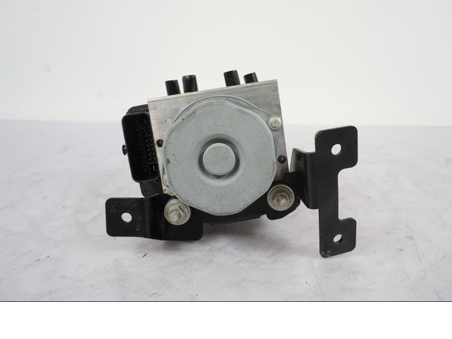 Vänster sida på ABS Modulator från en KTM 1290 Super Duke -2019 motorcykel.