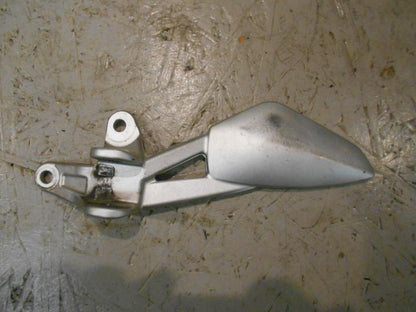 Framsidan på Fotpinnefäste från en BMW K 1300 R -2009 motorcykel.