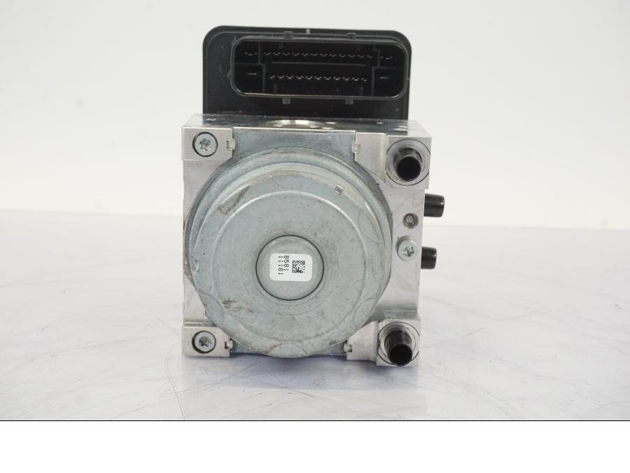 Snett nerifrån på ABS Modulator från en BMW S 1000 XR -2019 motorcykel.