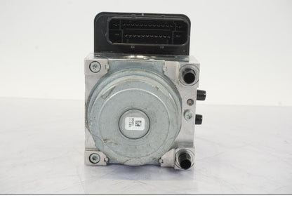 Snett nerifrån på ABS Modulator från en BMW S 1000 XR -2019 motorcykel.