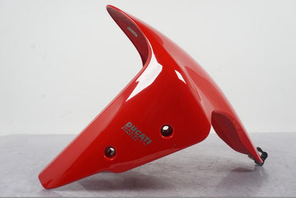 Snett nerifrån på Framskärm från en Ducati Supersport 939 -2017 motorcykel.