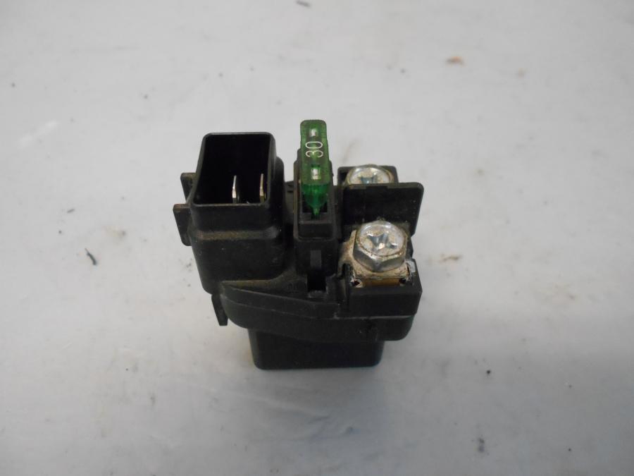 Framsidan på Startrelä från en Suzuki GSX 1400 -2003 motorcykel.