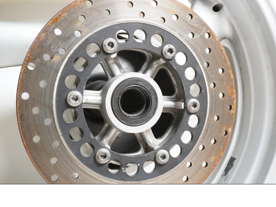 Baksidan på Fälg från en Yamaha YZF 1000 R -1998 motorcykel.