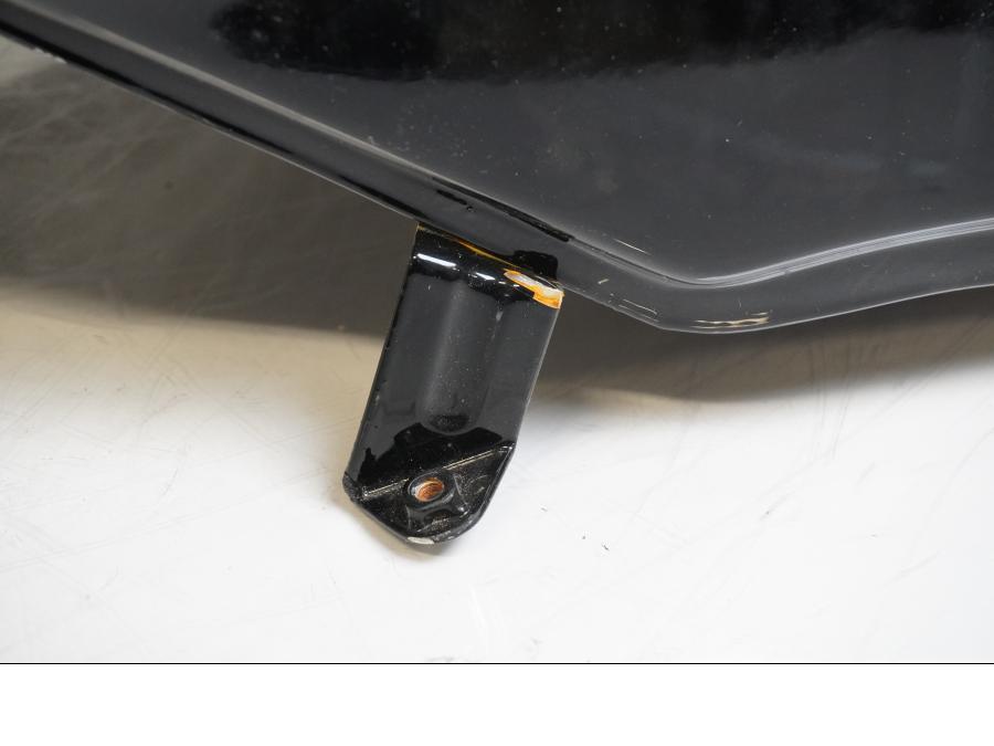 Vänster sida på Bensintank från en Kawasaki GPZ 500 -1988 motorcykel.