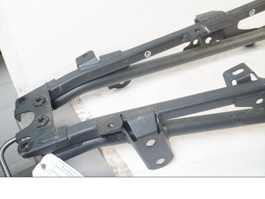 Höger sida på Bakram från en Triumph Sprint GT -2011 motorcykel.