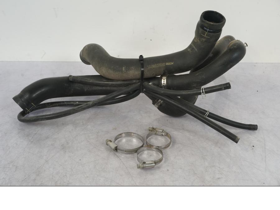 Framsidan på Vattenkyl Slang Set från en KTM 1290 Super Adventure R -2018 motorcykel.