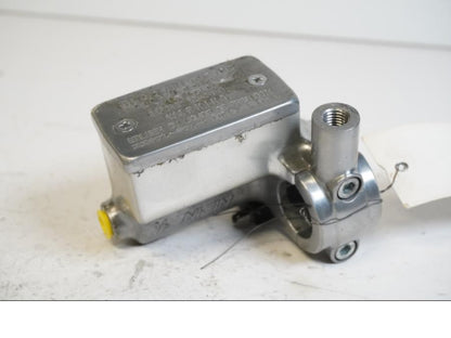 Baksidan på Bromshuvudcylinder från en Suzuki VZ 800 -2002 motorcykel.