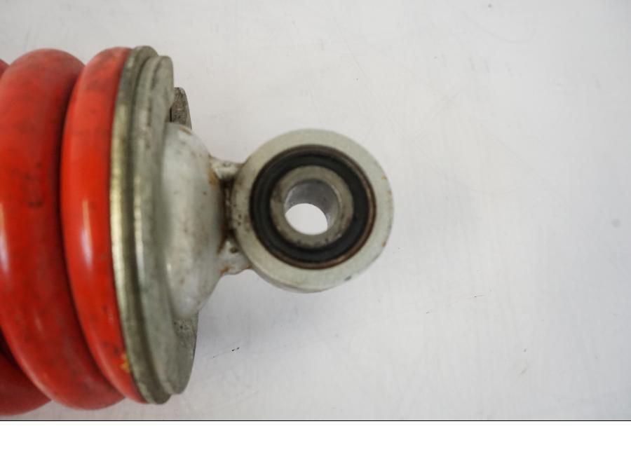 Snett uppifrån på Stötdämpare från en Honda CBR 125 R -2006 motorcykel.