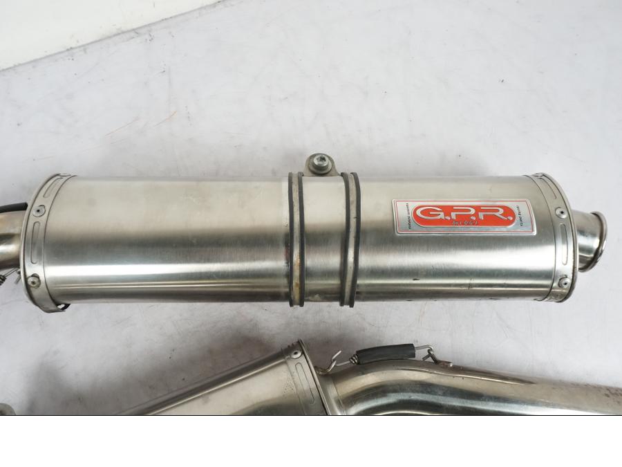 Snett nerifrån på Ljuddämpare Sport från en Suzuki DL 1000 -2003 motorcykel.