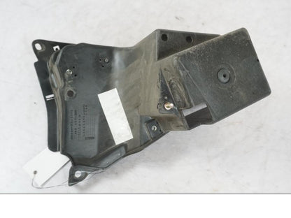 Vänster sida på Batterihållare från en Honda VT 600 C -1998 motorcykel.