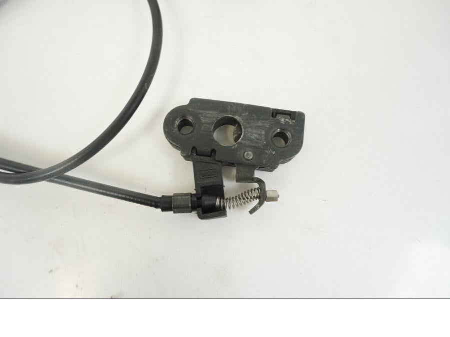 Baksidan på Sadellåsmekanism från en Triumph Speed Triple -2009 motorcykel.