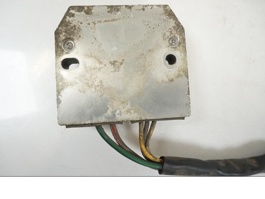 Baksidan på Likriktare från en Honda XL 1000 V -2008 motorcykel.