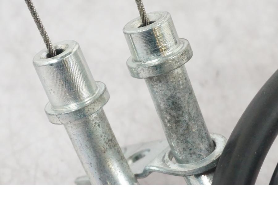 Snett nerifrån på Gasvajer från en Suzuki GSF 1250 -2010 motorcykel.