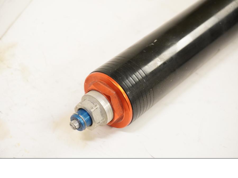 Snett nerifrån på Gaffelben från en Aprilia RSV 1000 R Tuono -2006 motorcykel.