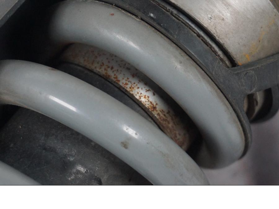 Snett uppifrån på Stötdämpare från en BMW R 1200 R -2007 motorcykel.