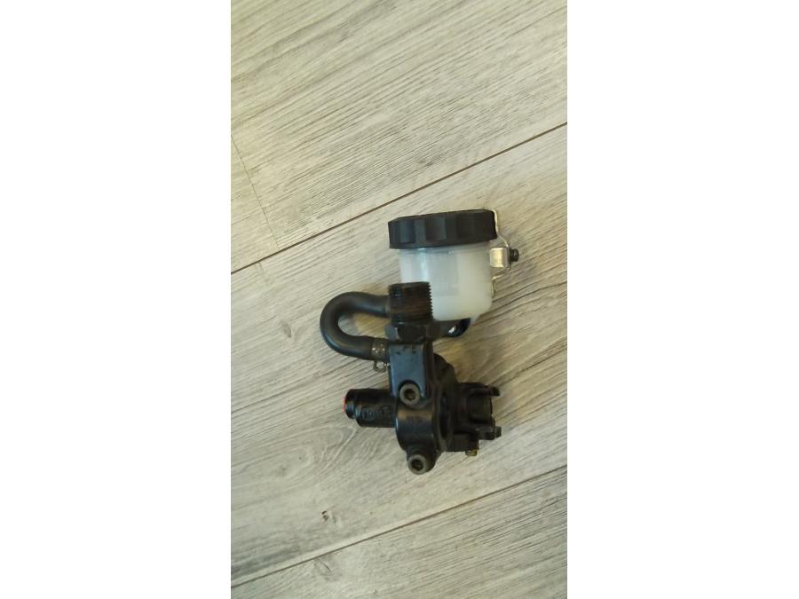 Baksidan på Bromshuvudcylinder från en Triumph Speed Triple -2002 motorcykel.