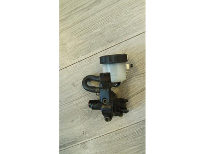 Baksidan på Bromshuvudcylinder från en Triumph Speed Triple -2002 motorcykel.