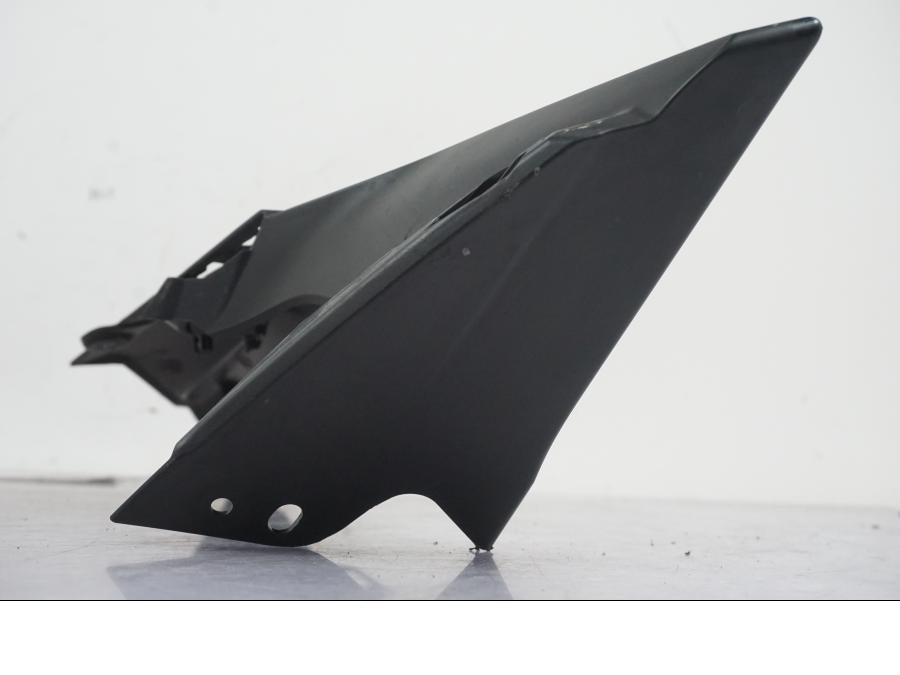 Höger sida på Sidkåpa från en KTM 1290 Super Duke R -2022 motorcykel.