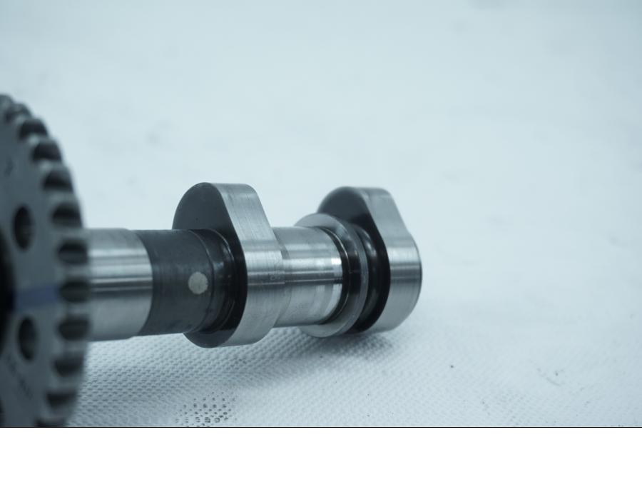 Höger sida på Kamaxel från en KTM Alla -2019 motorcykel.