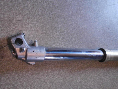 Snett nerifrån på Gaffelben från en Suzuki DRZ 400 -2006 motorcykel.