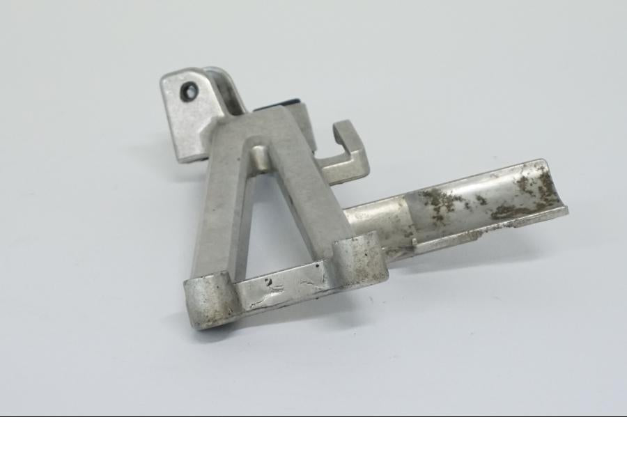 Framsidan på Fotpinnefäste från en Honda CBR 600 -1998 motorcykel.