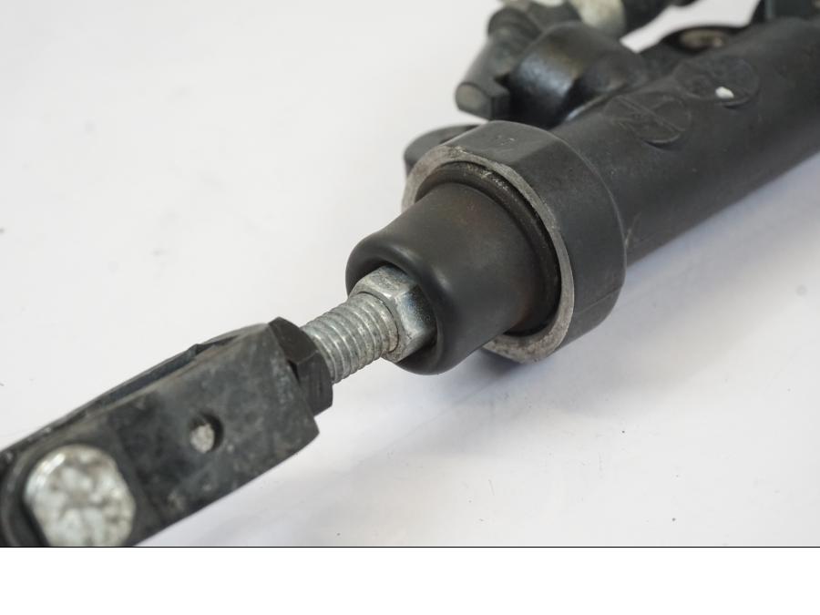 Snett nerifrån på Bromshuvudcylinder från en Yamaha MT-07 -2016 motorcykel.