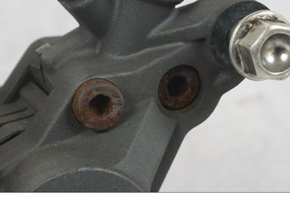 Baksidan på Bromsok från en Triumph Daytona 955I -2000 motorcykel.