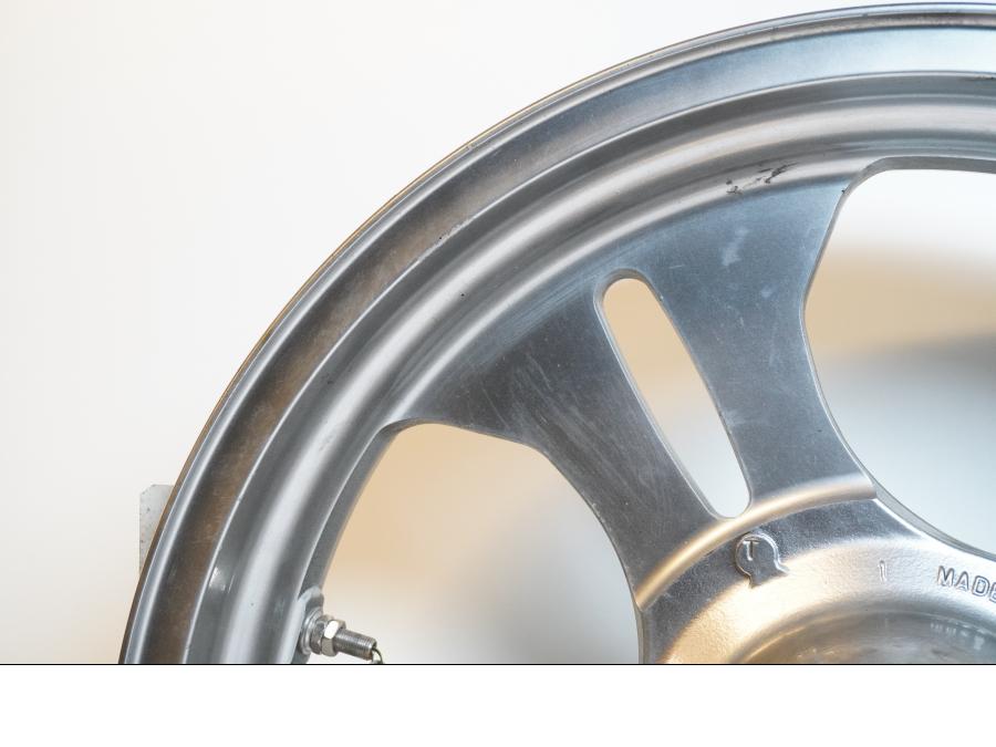 Extrabild4 på Fälg från en Kawasaki VN 1600 Mean Streak -2004 motorcykel.