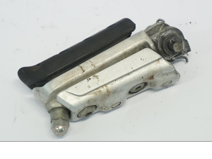 Snett nerifrån på Fotpinne från en Honda CB 500 X -2015 motorcykel.