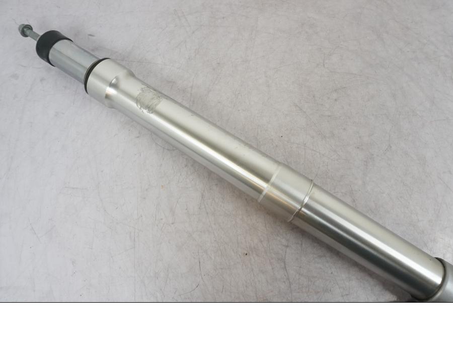 Vänster sida på <p>Gaffelben höger till R 1200 RT 2011.</p>

<p>Skrapmärken, repor och mindre jack finns se bilder.</p> motorcykel.