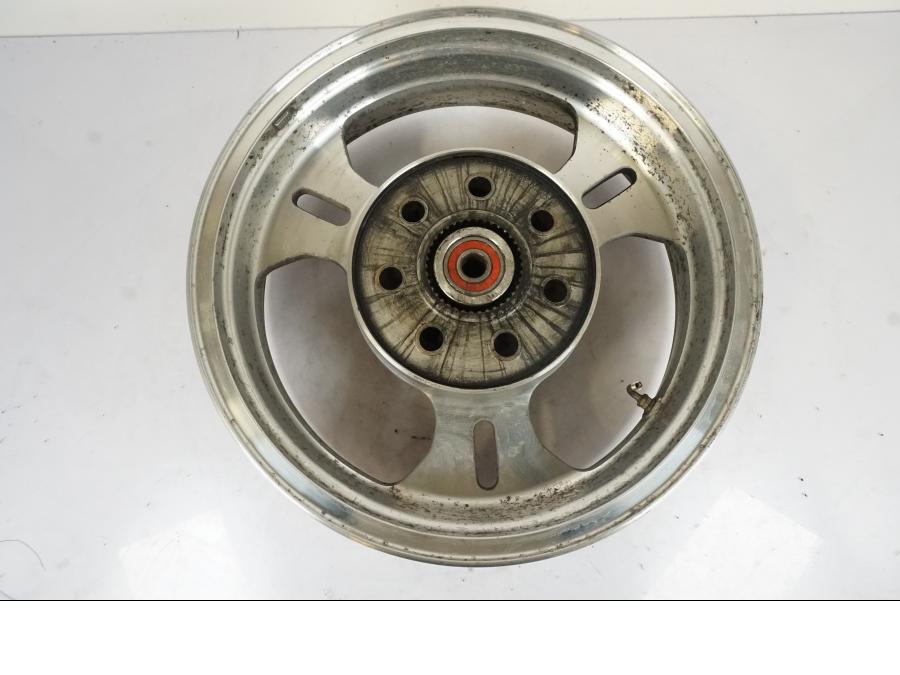 Baksidan på Fälg från en Kawasaki VN 1500 -2003 motorcykel.