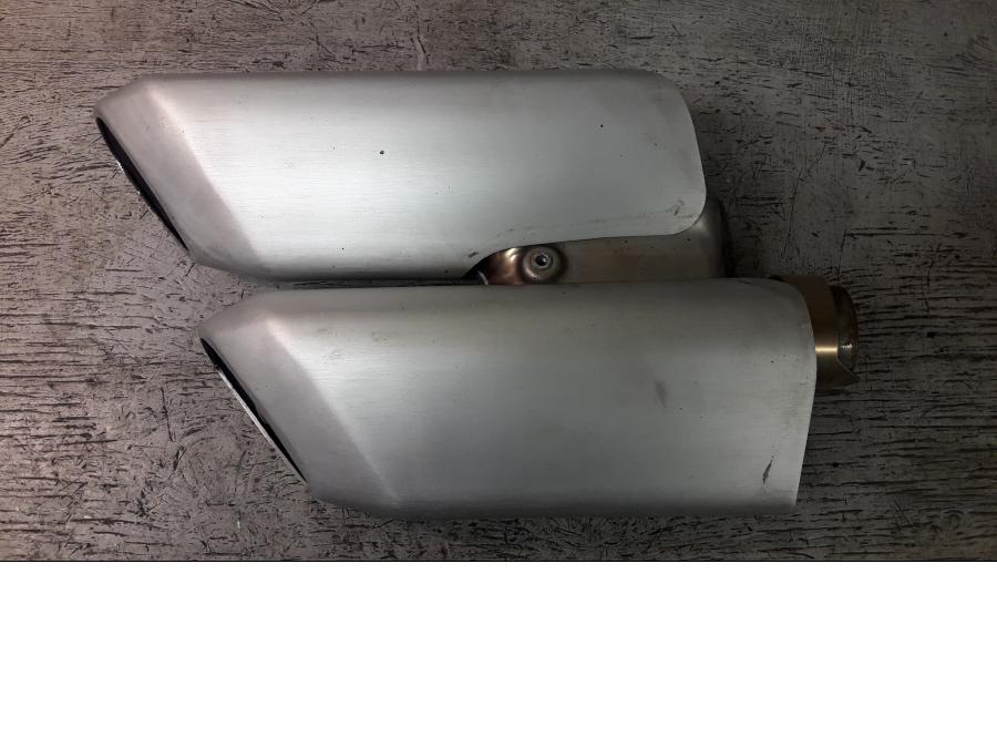 Framsidan på Ljuddämpare från en Ducati Multistrada 1260 -2019 motorcykel.