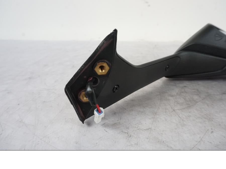 Höger sida på Backspegel från en Ducati Panigale V2 -2022 motorcykel.