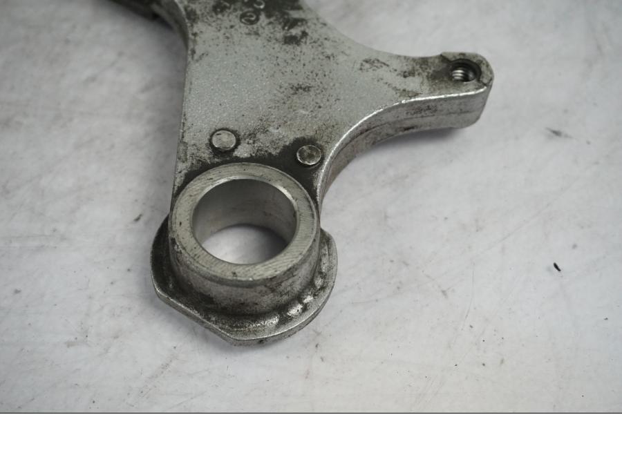 Höger sida på Bromsoksfäste från en Honda CBR 900 RR -2002 motorcykel.