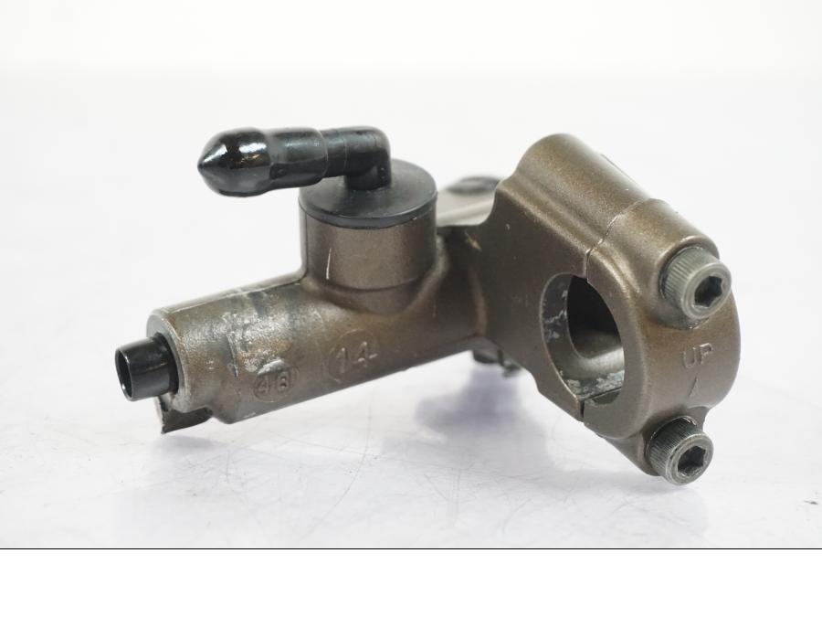 Vänster sida på Bromshuvudcylinder från en Kawasaki ZX-6R -2011 motorcykel.