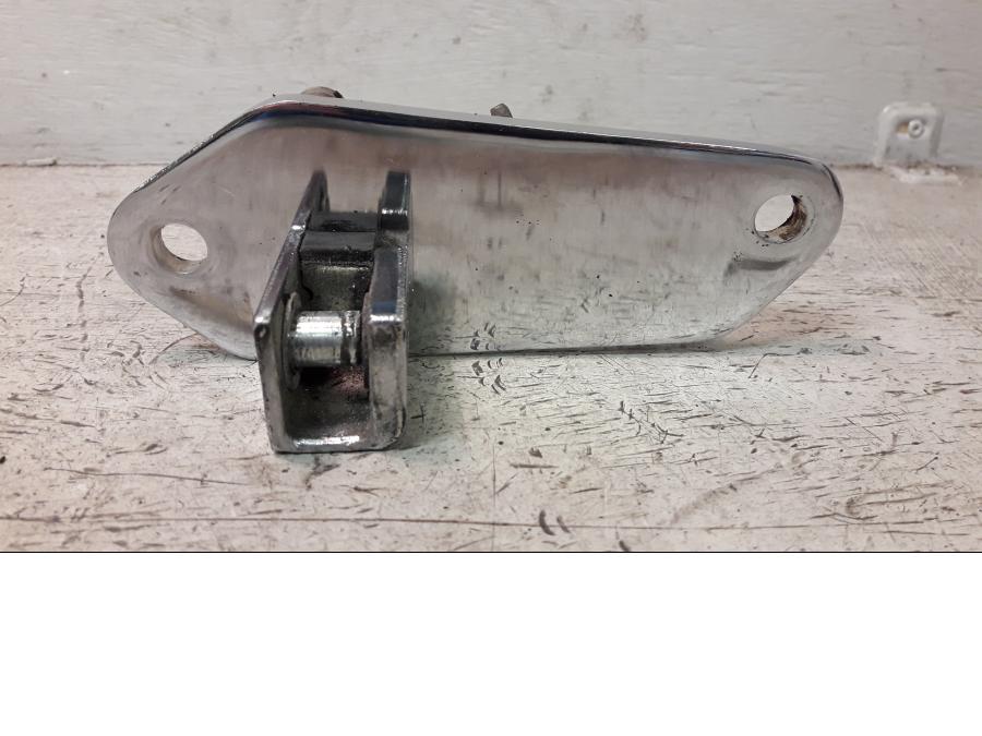 Framsidan på Fotpinnefäste från en Suzuki LS 650 -2002 motorcykel.