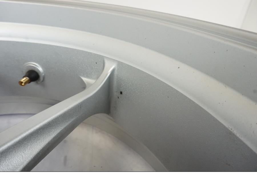 Snett uppifrån på Hjulpaket från en Honda VFR 1200 -2010 motorcykel.