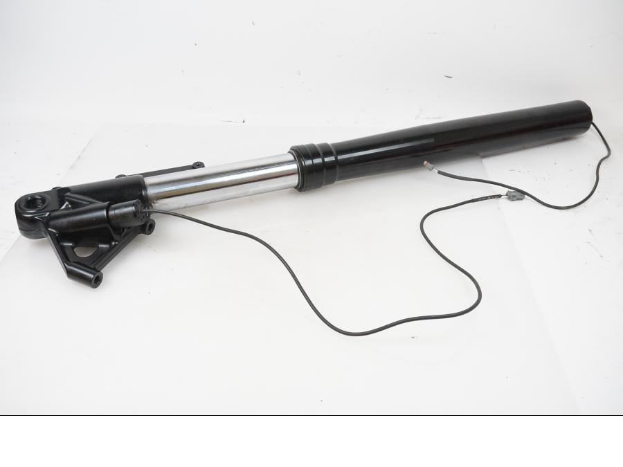 Framsidan på Gaffelben från en H-D Adventure Pan America Special RA1250S -2021 motorcykel.