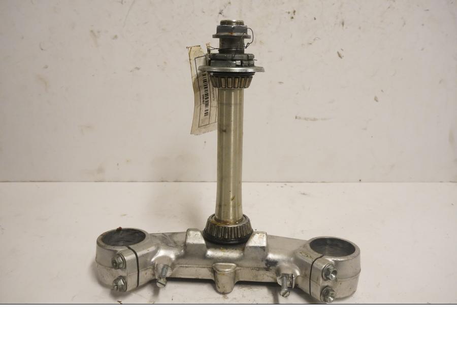 Framsidan på Gaffelkrona från en Honda CBR 900 RR -1999 motorcykel.