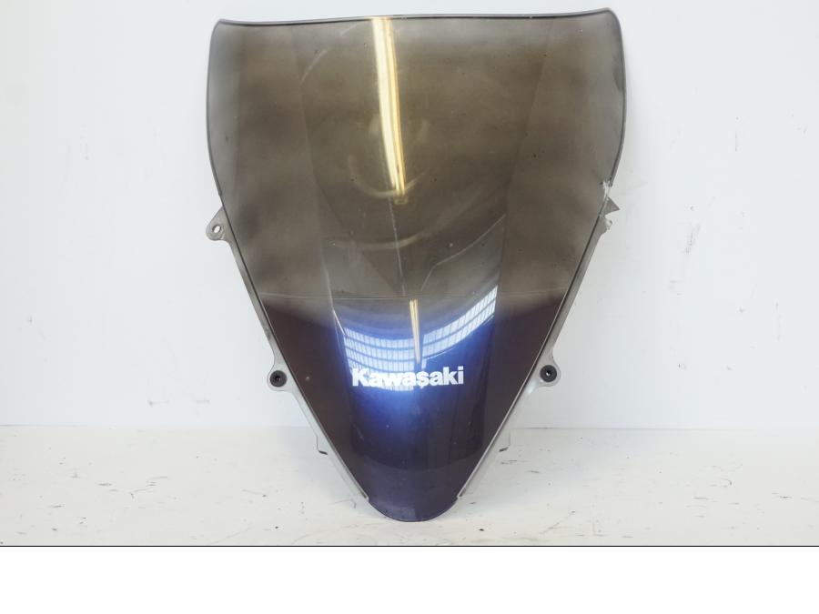Framsidan på Vindruta från en Kawasaki ZR-7 -2001 motorcykel.