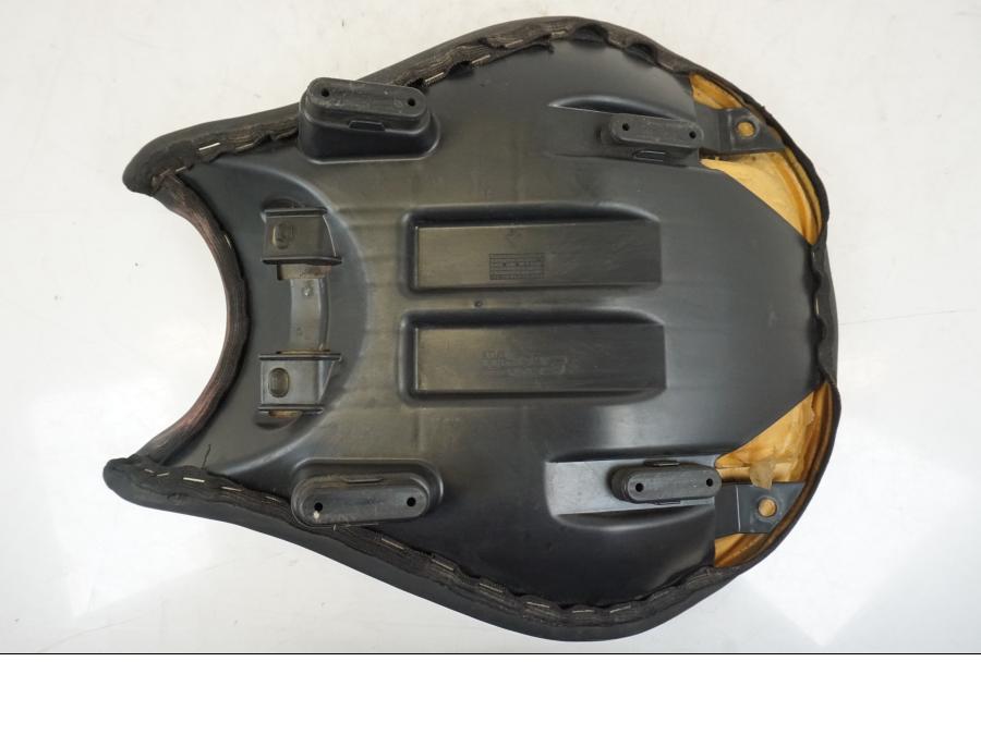 Snett uppifrån på Sadel från en Ducati Streetfighter S -2011 motorcykel.