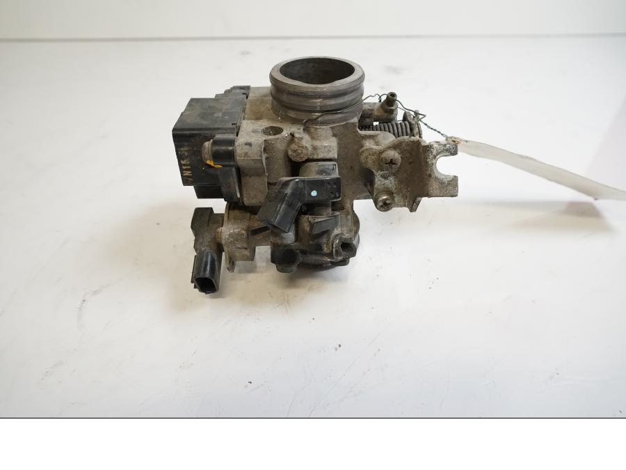 Höger sida på Spjällhus från en Honda CBR 125 R -2008 motorcykel.