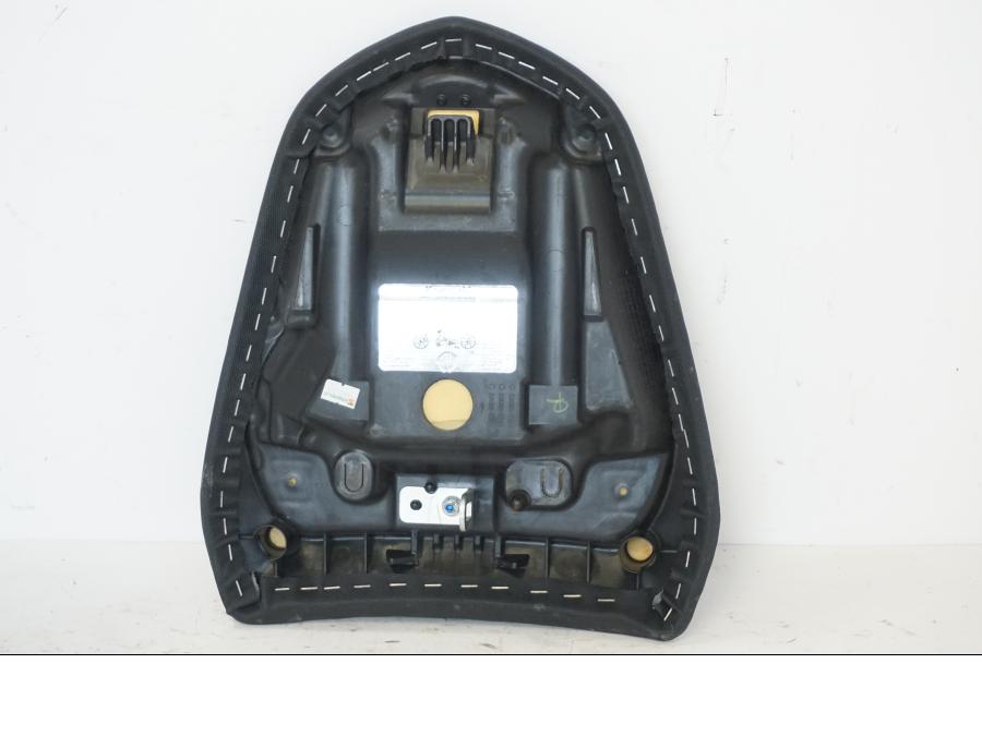 Snett nerifrån på Sadel från en Kawasaki ER-6N -2012 motorcykel.