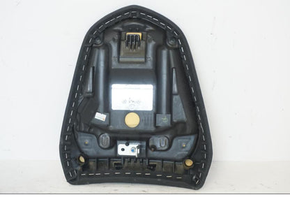 Snett nerifrån på Sadel från en Kawasaki ER-6N -2012 motorcykel.